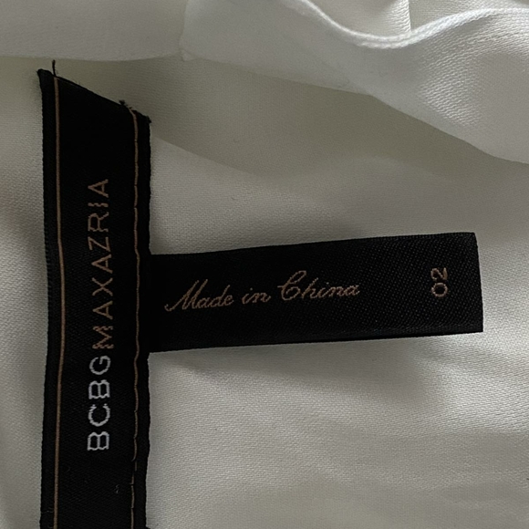 A rich white dress - Picture 3 of 3
